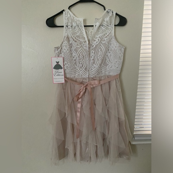 RARE EDITIONS - SLEEVELESS CREAM CASCADE DRESS - Picture 5 of 7